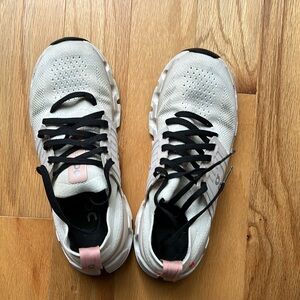 On cloud tennis shoes